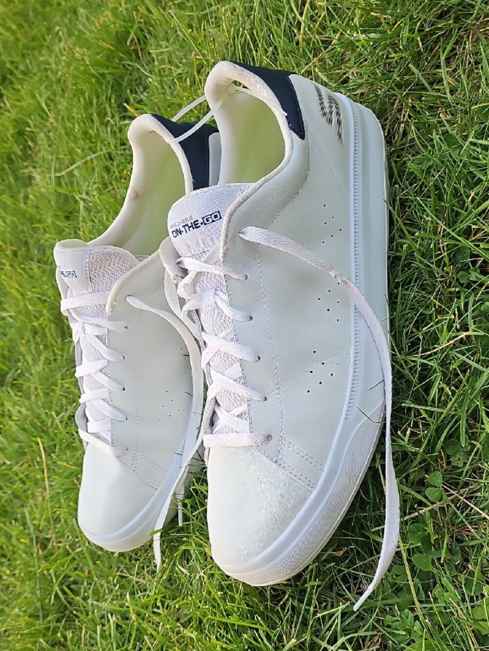 Skechers On The Go Men's Quick Fit White & Navy Low-Top Leather Sneakers - Picture 3 of 13